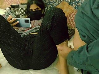 Indisk tenåring blir anal-knullet etter at pappa fanget henne mens hun så på porno